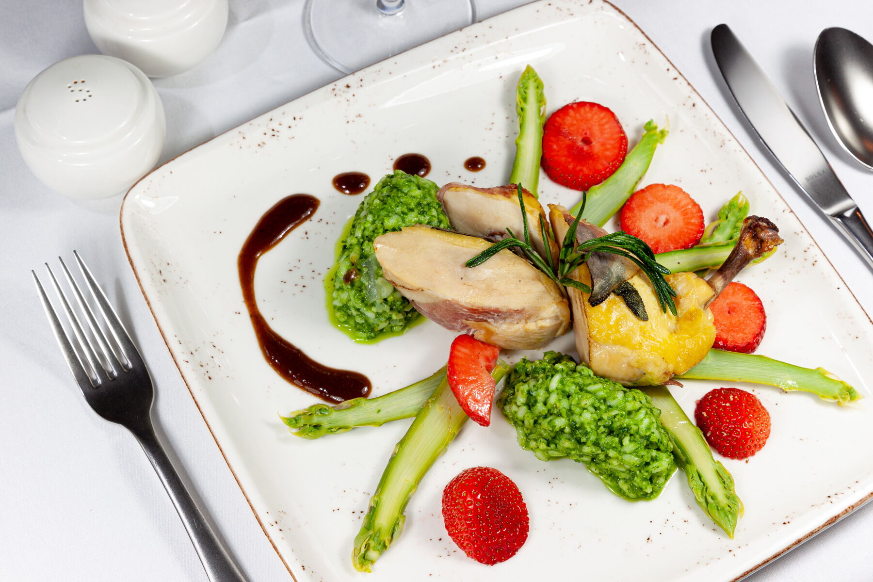 Geflügel mit Spargel