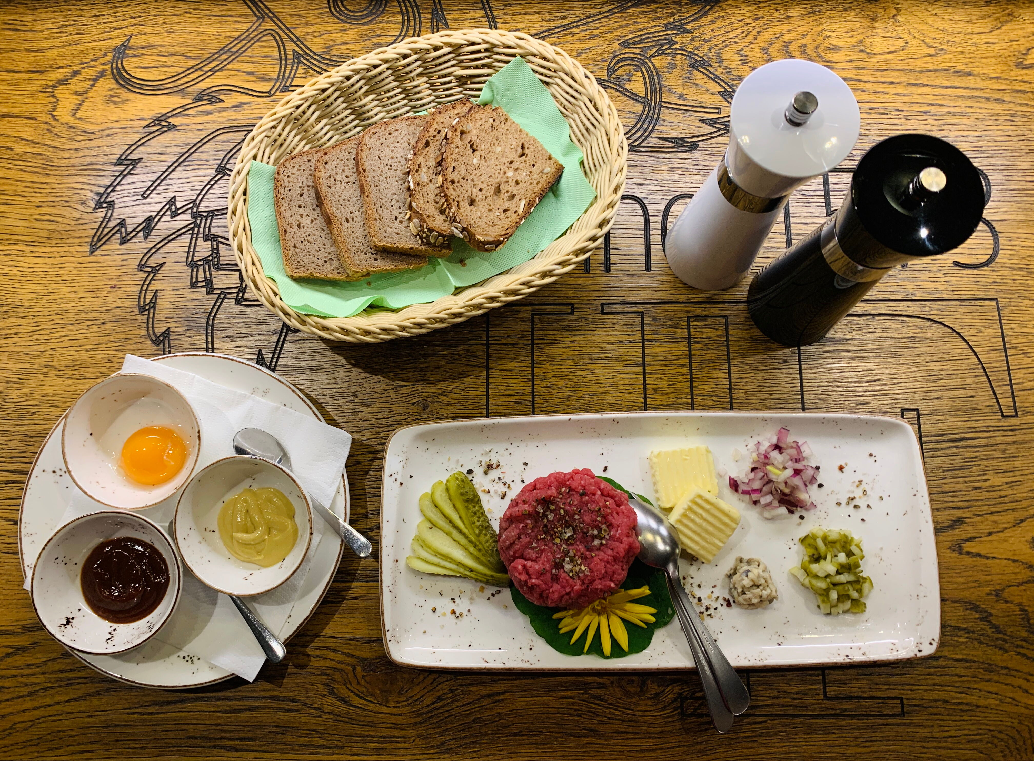 Brotplatte mit Hackepeter